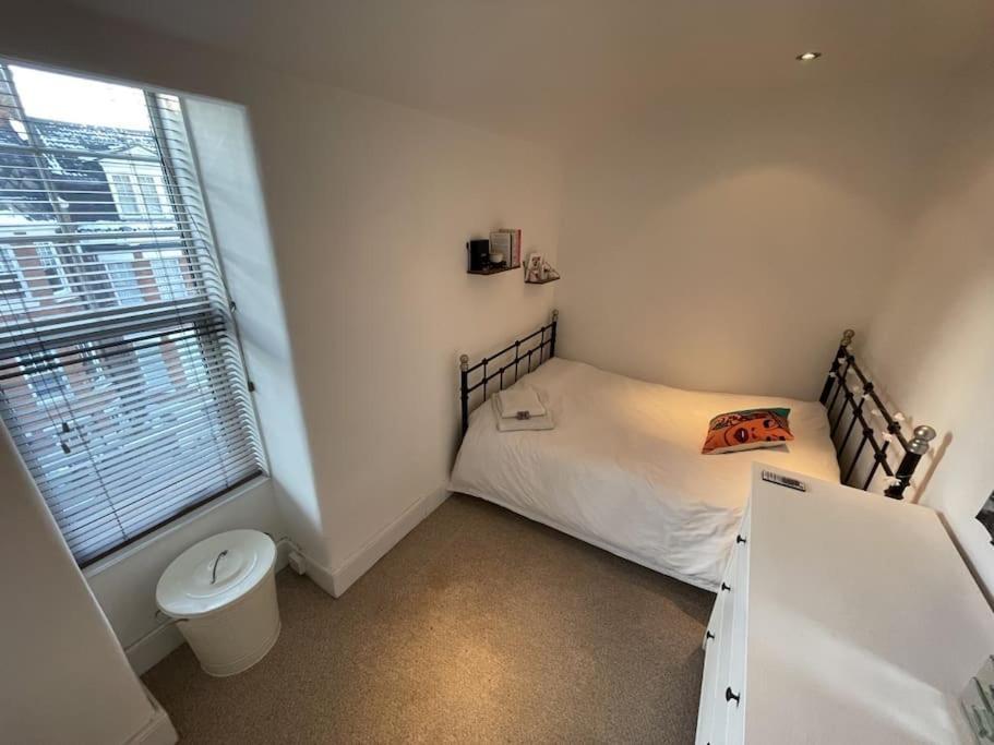 Spacious Two Bedroom Flat In Prestigious Highgate. ลอนดอน ภายนอก รูปภาพ