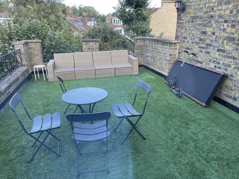 Spacious Two Bedroom Flat In Prestigious Highgate. ลอนดอน ภายนอก รูปภาพ